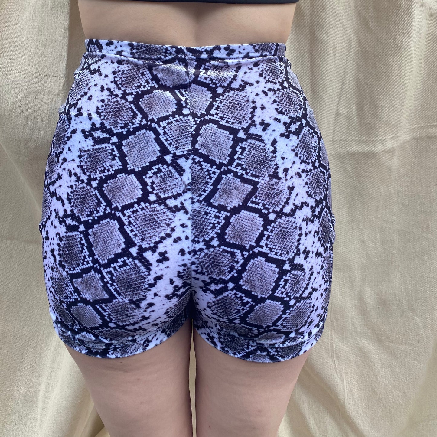 Stevie Shorts in Serpent