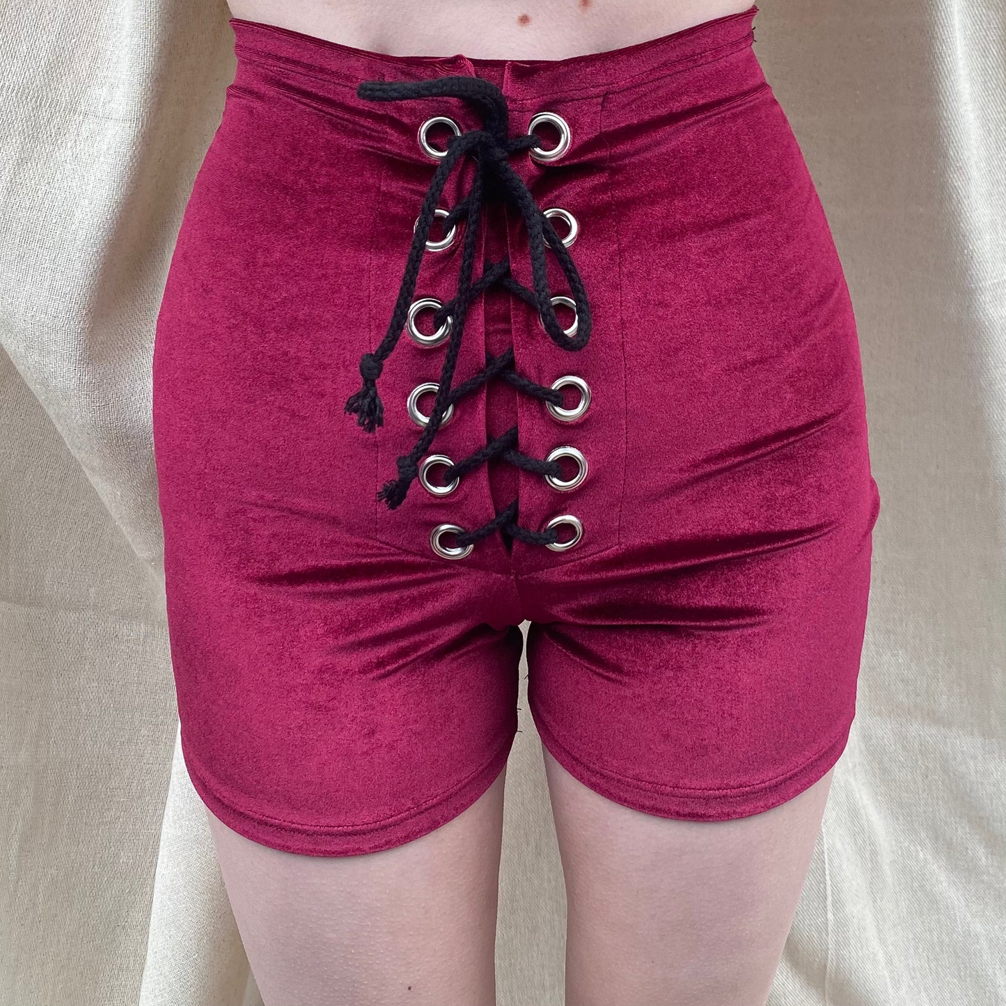 Stevie Shorts in Wine
