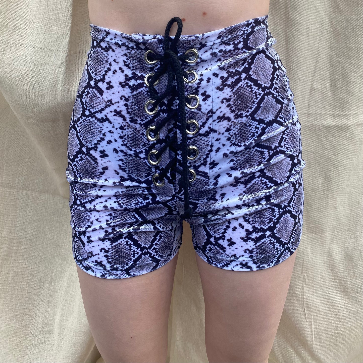 Stevie Shorts in Serpent